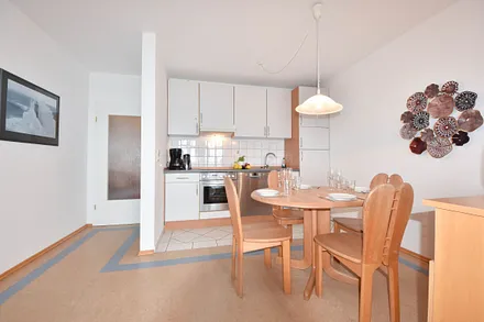 Küchenzeile mit Esstisch