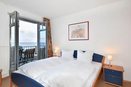 Schlafzimmer mit Balkonzugang