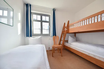 2. Schlafzimmer mit Doppelstock- & Einzelbett