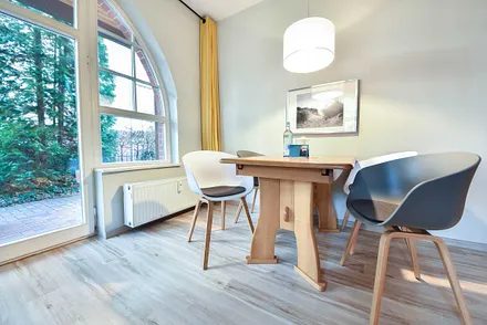 separater Esstisch im Wohnbereich