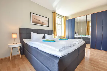 Schlafzimmer mit Boxspring-Doppelbett