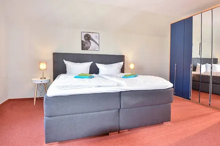 Hauptschlafzimmer mit Boxspring-Doppelbett