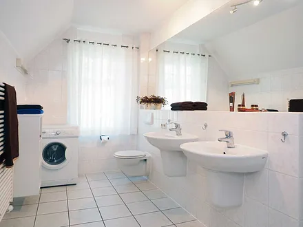 Bad mit Dusche und Waschmaschine