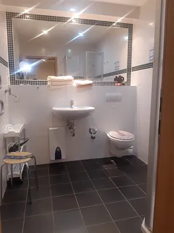 geräumiges Bad mit Dusche u. WC