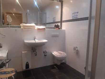 geräumiges Bad mit Dusche u. WC