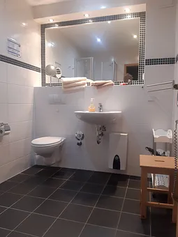 geräumiges Bad mit Dusche und WC