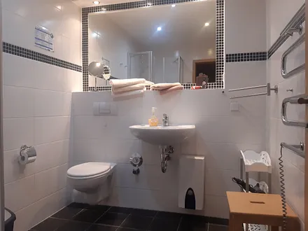 geräumiges Bad mit Dusche und WC