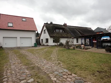 Blick auf das Grundstück, hier kann das Fahrzeug abgestellt werden