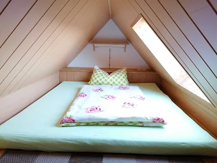 Eine Aufbettung unterm Dach, über eine ausklappbare Dachbodentreppe ( nichts für kleine Kinder ) 