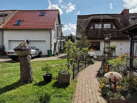 Blick auf die Ferienwohnung "Ausblick" links, mit den beiden Dachfenstern
