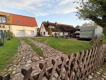 Hofansicht mit Stellplätze für die Autos