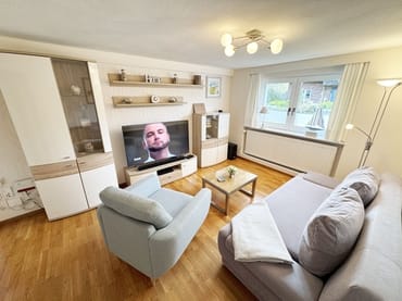 modernes Wohnzimmer mit Couch