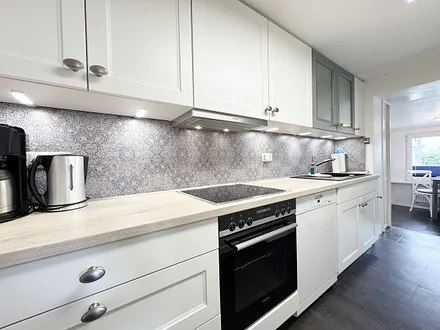 Küchenzeile mit Wasserkocher und Kaffeemaschine