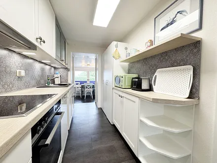 Küchenzeile mit diversen Küchenutensilien