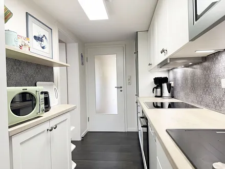 Küchenzeile mit diversen Küchenutensilien