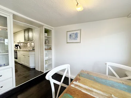 kleines Esszimmer mit Blick zur Küchenzeile