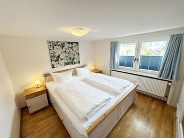 Schlafzimmer mit Doppelbett und Nachtschränken