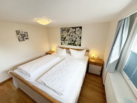 Schlafzimmer mit Doppelbett