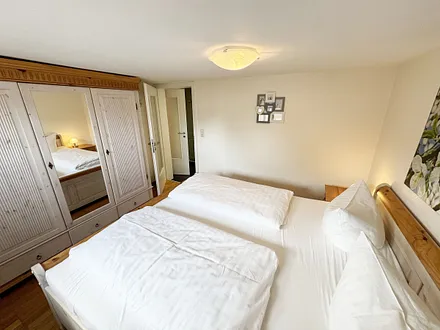 Schlafzimmer mit Doppelbett und Kleiderschrank