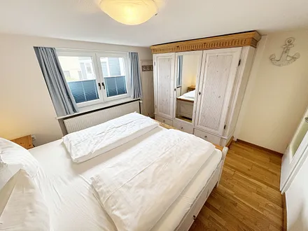 Schlafzimmer mit Doppelbett und Kleiderschrank