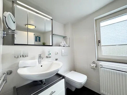 Tageslicht-Badezimmer mit Waschbecken