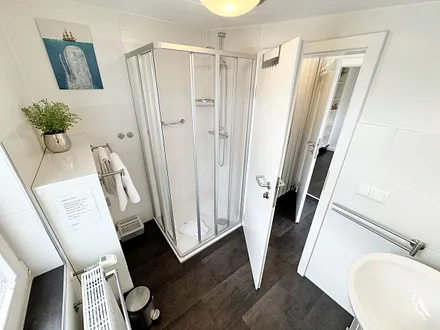 Tageslicht-Badezimmer mit Waschbecken und WC