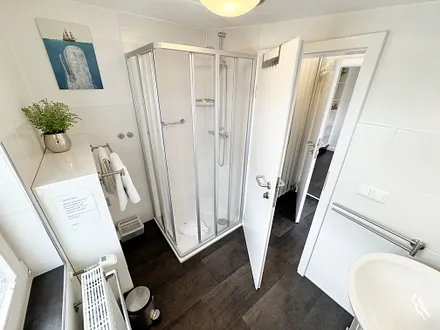 Tageslicht-Badezimmer mit Waschbecken und WC