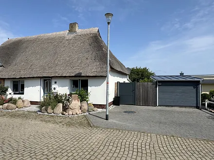 Außenansicht mit Parkmöglichkeit