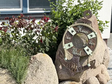 Anker vor dem Haus