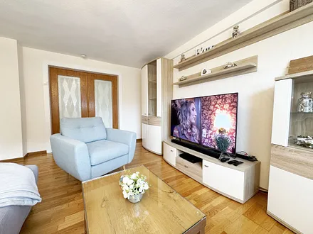 modernes Wohnzimmer mit Couch und Smart-TV