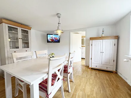 großes Esszimmer mit Tisch und Stühlen