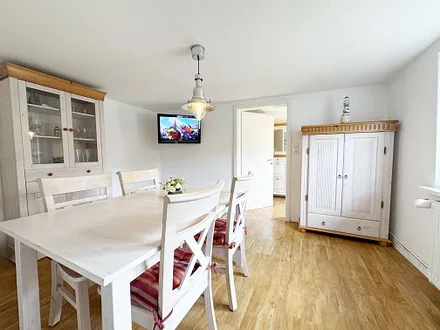 großes Esszimmer mit Tisch und Stühlen