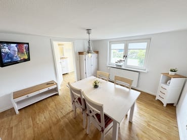 großes Esszimmer mit Flachbild-TV und Blick auf die Zickersche Alpen
