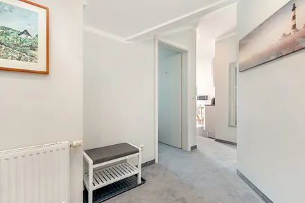 Blick vom Flurbereich Richtung Wohnzimmer.