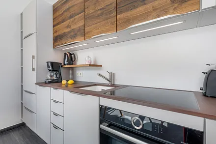 ... Backofen mit Mikrowelle, 4-Platten-Cerankochfel, Kühl-Gefrierkombination, Wasserkocher, Toaster und Kaffeemaschine..