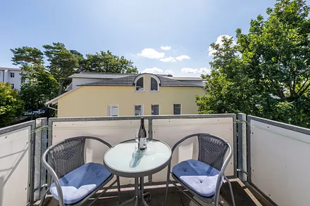 Der möblierte Balkon mit Sonnenmarkise schaut nach Osten.