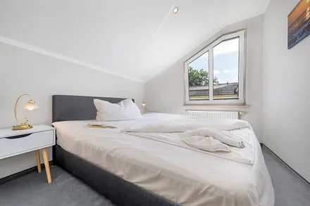 Das Schlafzimmer hat Verdunkelungsplissees und ...