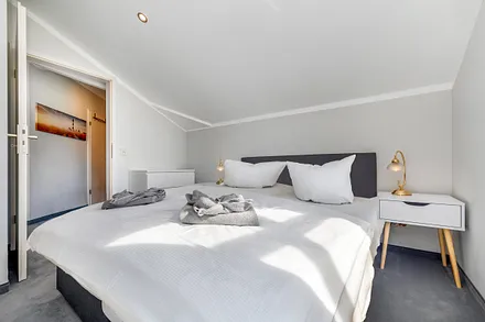 ... ein komfortables Doppelbett (1.60x2m).