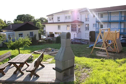 zugehöriger Grill- und Spielplatz
