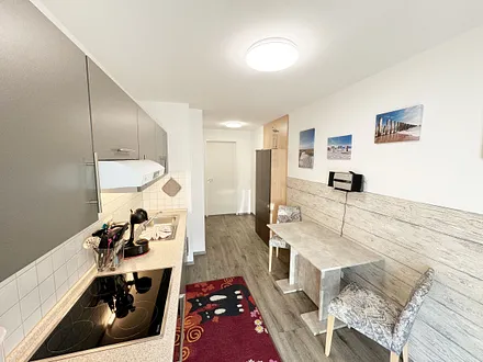  Küchenzeile mit 4 Zonencerankochfeld, Geschirrspüler, Backofen, Kühlschrank mit Gefrierfach, Toaster, Mikrowelle, Wasserkocher, Kaffeemaschine sowie Dolce Gusto Kapselmaschine