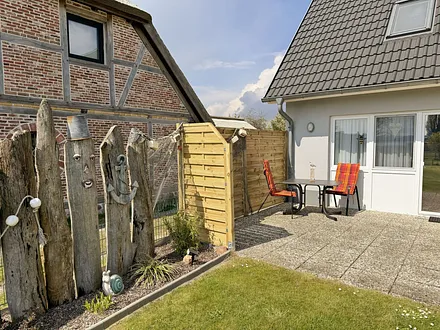 bestuhlte Terrasse (Süd/Ost) mit Sonnenschirm