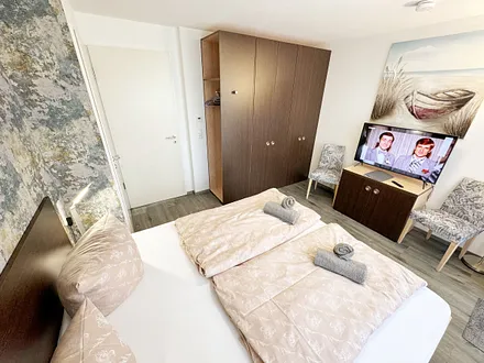 Wohn/Schlafbereich mit 43 Zoll Smart TV,Microanlage mit CD-Player,MP3,UKW-Funktion,USB und Bluetooth,Doppelbett mit Einzelmatratzen (1,80 m x 2,00 m),Nachttischablagen mit Leselampe