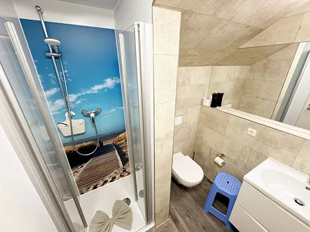 innenliegendes Badezimmer mit WC, Dusche (80 m x 75 m), Waschtisch mit Ablagemöglichkeit, Fön, Kosmetikspiegel, großem Wandspiegel und Handtuchheizkörper