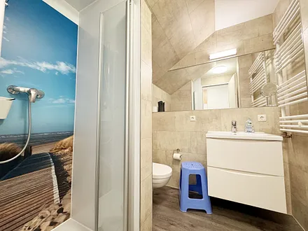 innenliegendes Badezimmer mit WC, Dusche (80 m x 75 m), Waschtisch mit Ablagemöglichkeit, Fön, Kosmetikspiegel, großem Wandspiegel und Handtuchheizkörper