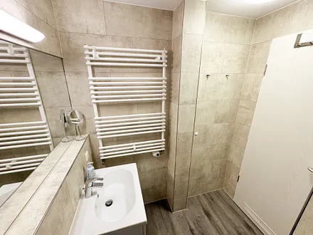 Badezimmer mit Waschplatz