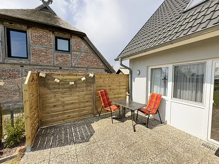 bestuhlte Terrasse (Süd/Ost) mit Sonnenschirm