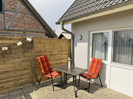 bestuhlte Terrasse (Süd/Ost) mit Sonnenschirm