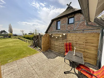 bestuhlte Terrasse (Süd/Ost) mit Sonnenschirm