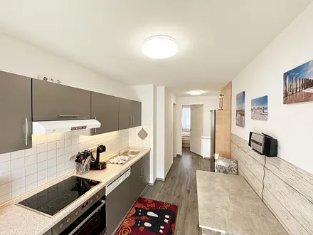 Küchenzeile mit 4 Zonencerankochfeld, Geschirrspüler, Backofen, Kühlschrank mit Gefrierfach, Toaster, Mikrowelle, Wasserkocher, Kaffeemaschine sowie Dolce Gusto Kapselmaschine