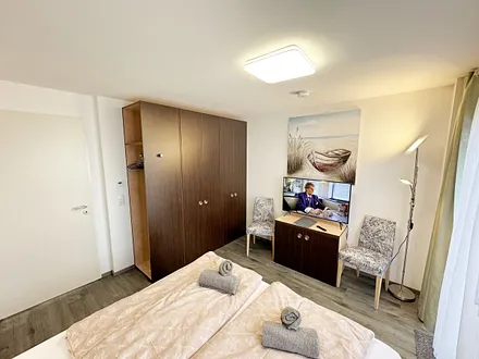 Wohn/Schlafbereich mit 43 Zoll Smart TV,Microanlage mit CD-Player,MP3,UKW-Funktion,USB und Bluetooth,Doppelbett mit Einzelmatratzen (1,80 m x 2,00 m),Nachttischablagen mit Leselampe